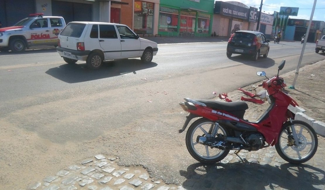 Condutor em alta velocidade colide na traseira de veículo