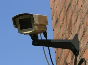 Hackers invadem câmeras pessoais e vendem vídeos íntimos a sites pornôs