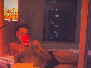 Pabllo Vittar aparece sem maquiagem, sem peruca e de cueca
