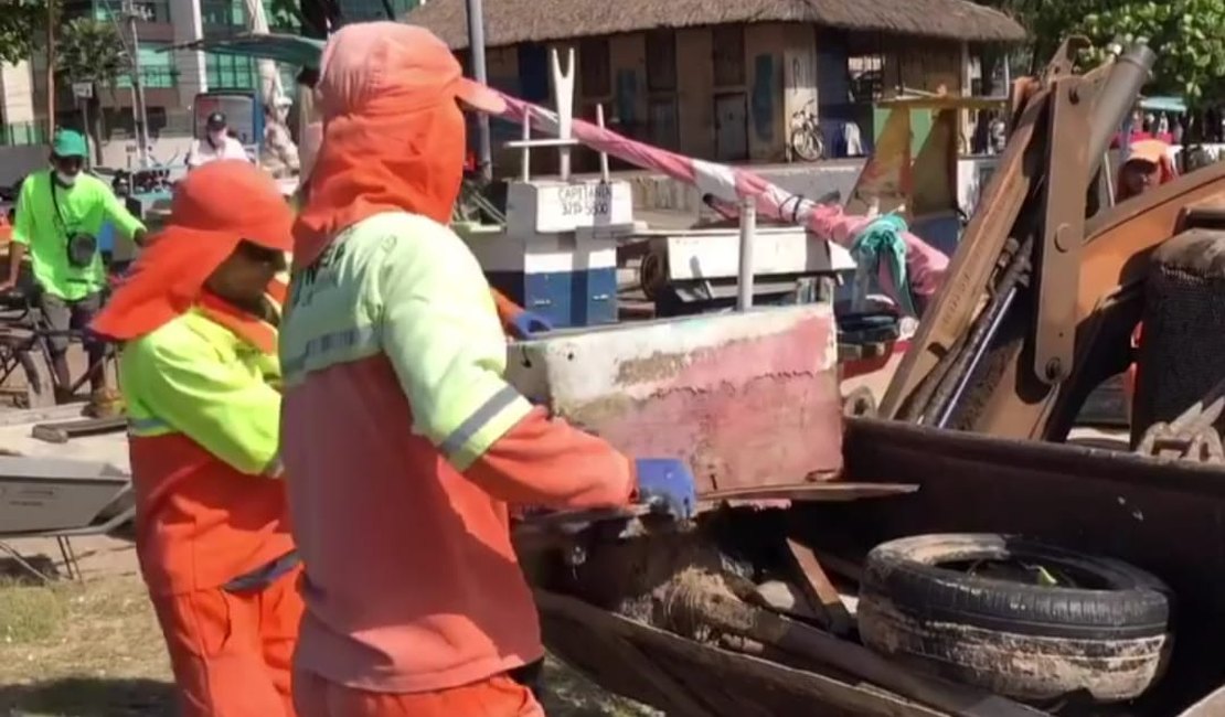 Jangadas inutilizadas são retiradas da orla de Maceió