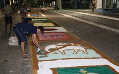 População se reúne para confeccionar tapete de Corpus Christi em Campo Alegre
