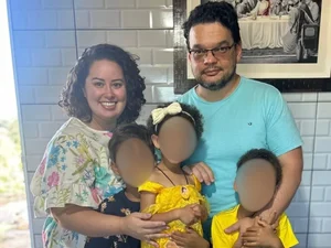 Casal que viralizou após adotar 3 crianças é preso por maus-tratos