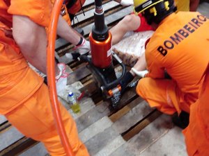 Motorista fica preso às ferragens após capotamento de veículo no Sertão