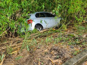 Condutor perde controle do carro e sofre acidente na rodovia AL 105