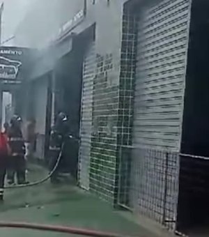 Bombeiros são acionados para um incêndio em um estabelecimento comercial