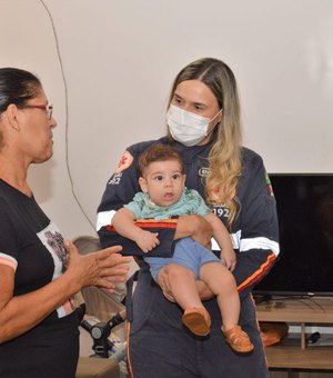 Família de bebê salvo após engasgar reencontra socorristas que atuaram no caso
