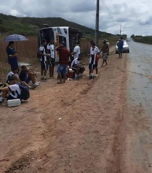 Micro-ônibus que transportava jogadores adolescentes tomba na cidade São José da Tapera