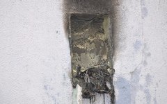 Medidor de energia derreteu por causa das chamas