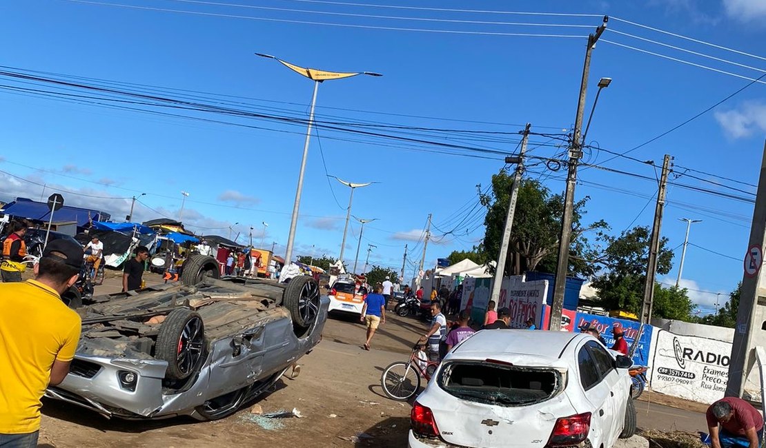 Homem em retroescavadeira arrasta carros e motos após festa no interior do Ceará e é preso