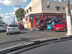 Caminhão-guincho perde freio e causa colisão no Centro de Arapiraca