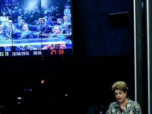 Reeleita com o apoio de 53 senadores, Dilma luta hoje para reunir 28 votos