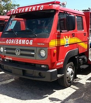 Carro pega fogo e mobiliza bombeiros no Santos Dumont, em Maceió