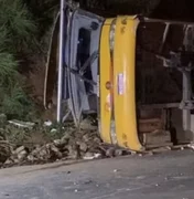 Ônibus que saiu de Arapiraca e tombou em MG era clandestino e acumulava 30 autuações