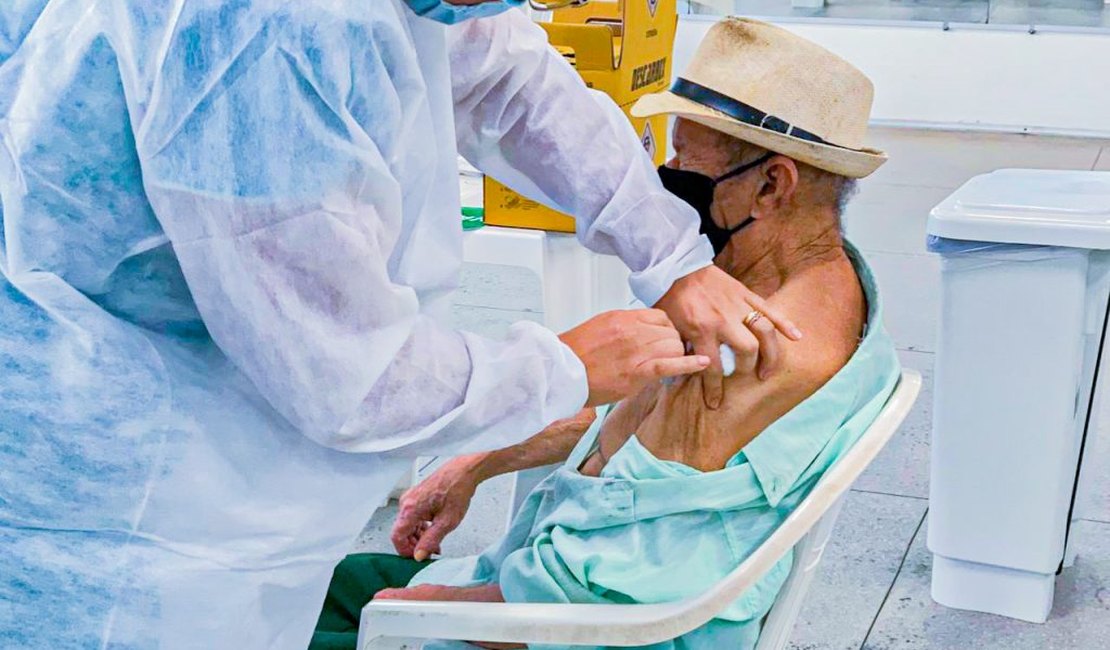Idosos com 78 anos ou mais começam a ser vacinados contra a Covid-19 em Maceió