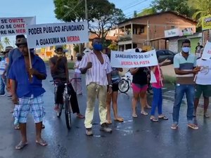 Moradores protestam contra esgoto à céu aberto na AL-101 Norte, em Guaxuma