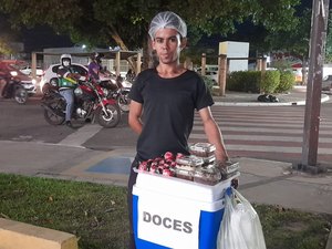 Jovem vende doces em Arapiraca e sonha se tornar estilista profissional