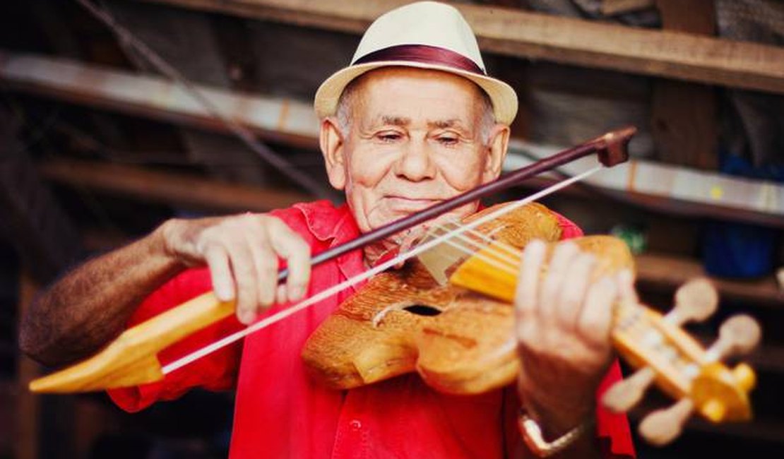 Projeto reconhece o acervo do mestre Nelson da Rabeca como patrimônio cultural
