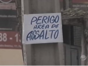 Morador cola cartaz em postes para alertar população sobre assaltos
