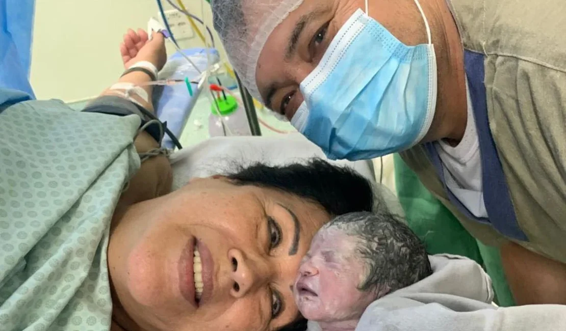 Após FIV, mulher de 62 anos dá à luz 6º filho; médica explica técnica