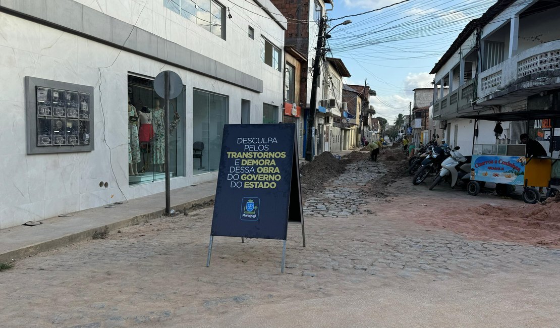 Prefeitura de Maragogi espalha placas para amenizar transtornos de obras