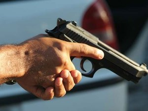 Criminoso é baleado durante troca de tiros com a polícia na capital