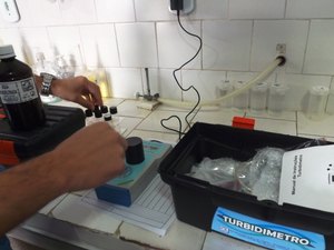 Arsal fiscaliza qualidade da água distribuída em Arapiraca