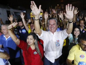 Collor é recebido por multidão no Village Campestre, em Maceió