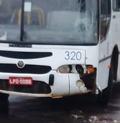 Colisão entre ônibus e moto deixa mulher ferida em Arapiraca