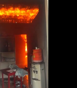 [Vídeo] Incêndio atinge residência no Povoado Bananeiras, em Arapiraca