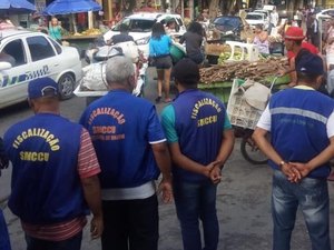 Operação retira ambulantes da Rua das Árvores, no Centro de Maceió