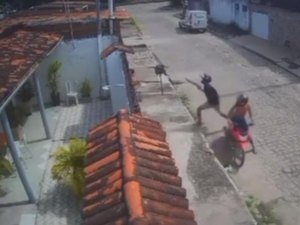 [Vídeo] Dupla armada assalta mulher na frente de casa no Salvador Lyra