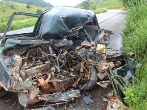 Colisão entre carro e ônibus deixa um morto preso às ferragens na BR-101