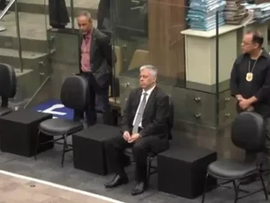 Condenado pelo assassinato da esposa, promotor André de Pinho continua recebendo salário de R$ 33 mil
