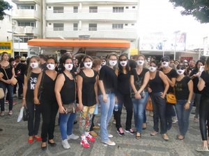 Com salários atrasados, servidores fazem protesto vestidos de preto