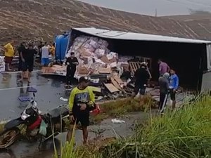 [Vídeo] Caminhão tomba na BR-101 e carga de frutas é saqueada em Colônia Leopoldina