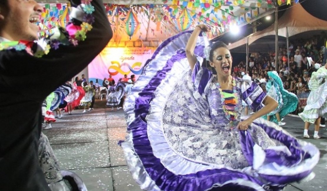 Dez grupos se classificam à semifinal do Festival do Coco de Roda 