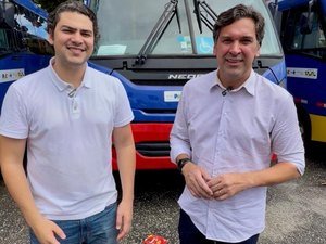 Prefeito Eduardo Bulhões recebe micro-ônibus do Programa Agora Tem Especialistas