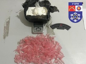 Mulher fica nervosa com a presença da polícia e acaba presa por tráfico