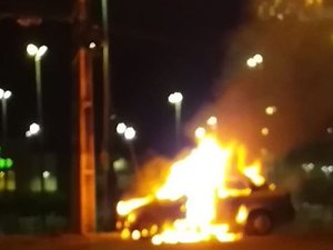 Carro pega fogo e fica destruído pelas chamas no Eustáquio Gomes, em Maceió