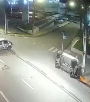 Câmera registra colisão e capotamento de carro na Avenida Gustavo Paiva