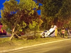 Carro capota e deixa cinco feridos na Avenida Durval de Góes Monteiro