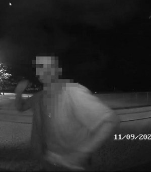 Imagens de totem de monitoramento mostram homem danificando equipamento em Maceió