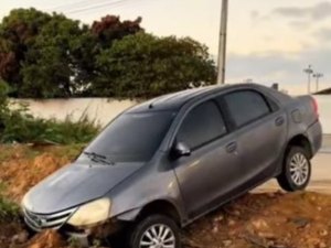 Motorista perde controle e carro cai em vala na Santa Edwiges, em Arapiraca