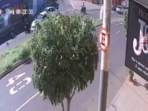 Idoso “voa” de cadeira de rodas e morre ao ser atropelado