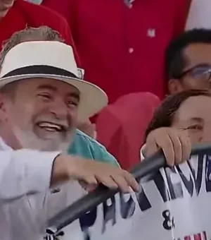 Sósia de Lula chama atenção durante evento do Minha Casa, Minha Vida, em Maceió