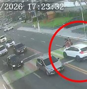 Carro em alta velocidade atropela vítimas em faixa de pedestres, na orla da Ponta verde, em Maceió