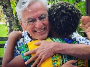 Regina Casé revê Caetano Veloso após um ano: 'Finalmente um abraço'