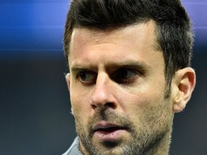 Thiago Motta atropela torcedor do PSG que protestava após eliminação para o Barcelona