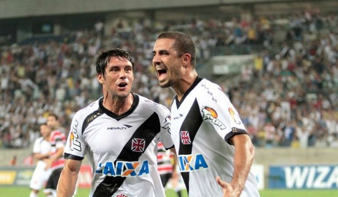 Fabrício marca duas vezes e Vasco goleia o Santa no retorno da Série B