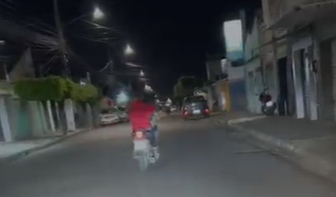 [Vídeo] Homem é flagrado praticando direção perigosa no bairro Cacimbas, em Arapiraca